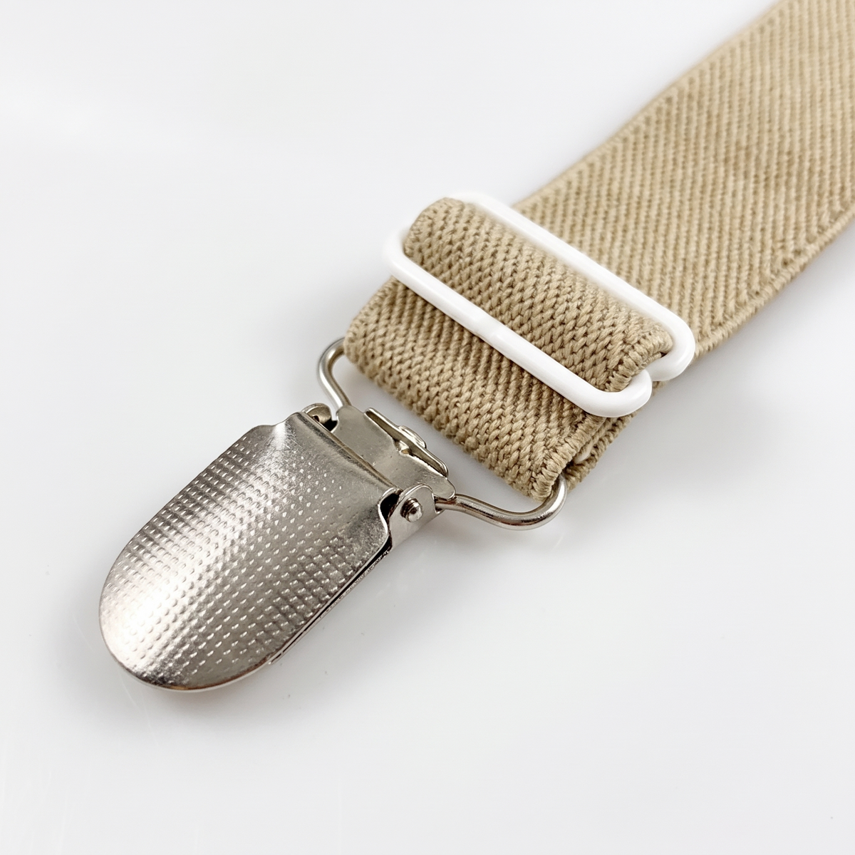 Détail de la pince en métal et de la boucle de réglage