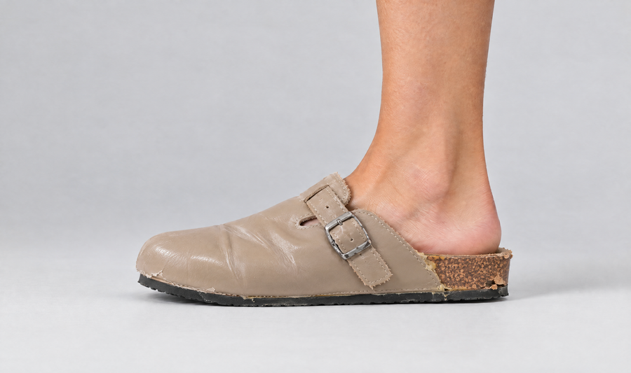 Copie bas de gamme d'un sabot : similicuir, faux liège qui s'effrite, boucle écaillée